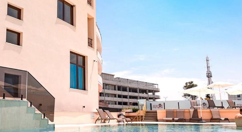 Airport Garden Hotel - image 6