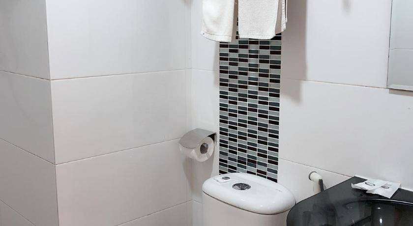 Image of Superior Triple Room - No Window 8