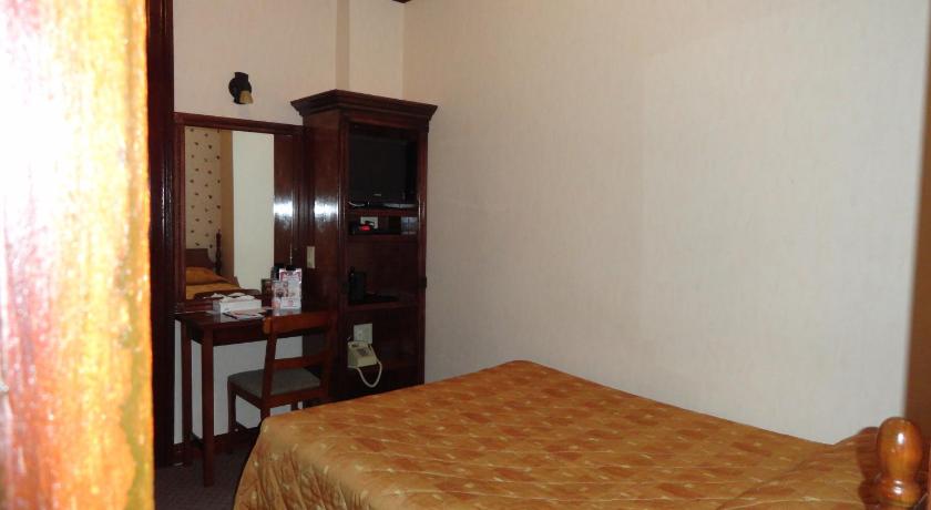 Image of Queen Room with Shared Bathroom 2