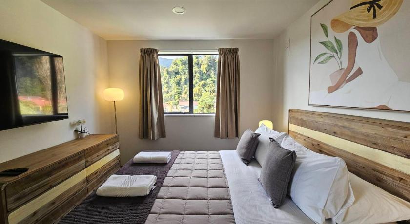 Image of Family Room with Private Bathroom 4