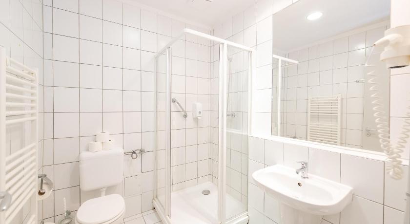 Image of Twin Room with Private Bathroom 2