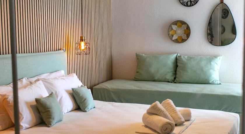 Image of Triple Room with Sea View 12