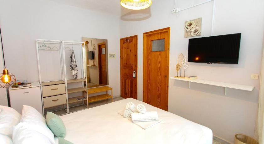 Image of Triple Room with Sea View 11