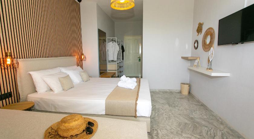 Image of Triple Room with Sea View 13