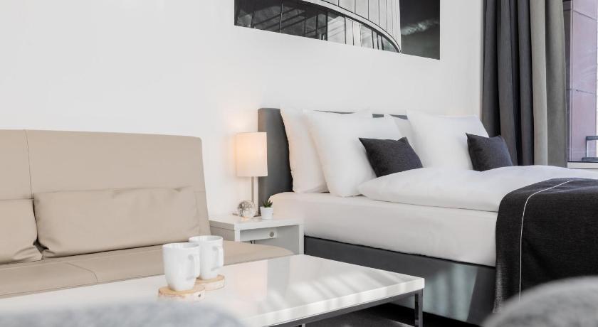 Immagine di 1 King Premium Sofa Bed Family Room 3