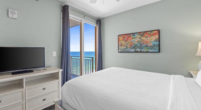 Image of Three-Bedroom Apartment with Sea View - 601E 15