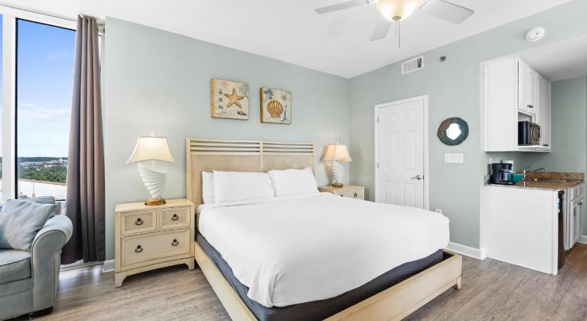 Image of Three-Bedroom Apartment with Sea View - 601E 6