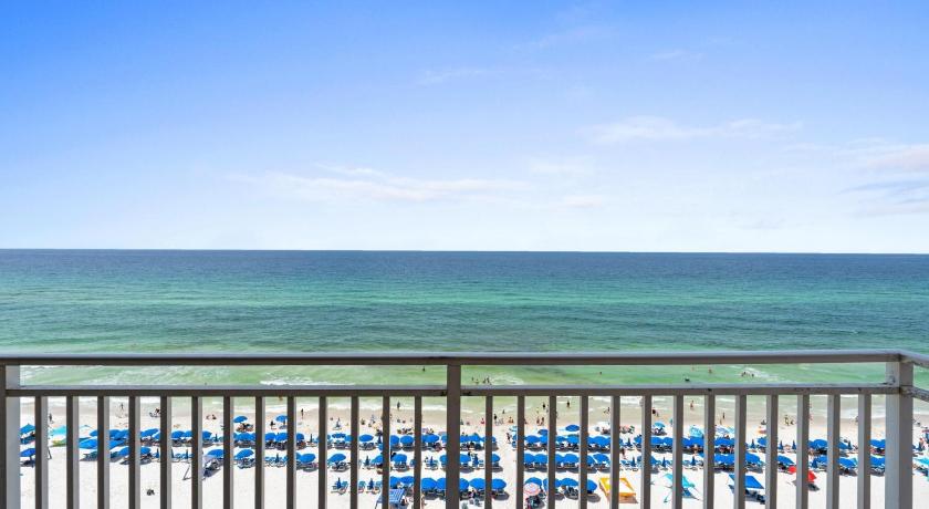 Image of Three-Bedroom Apartment with Sea View - 601E 1