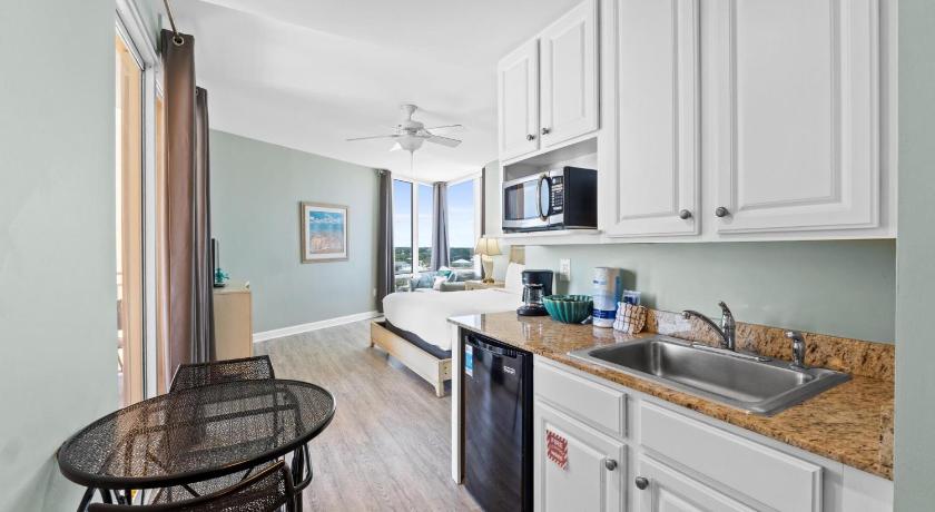 Image of Three-Bedroom Apartment with Sea View - 601E 10