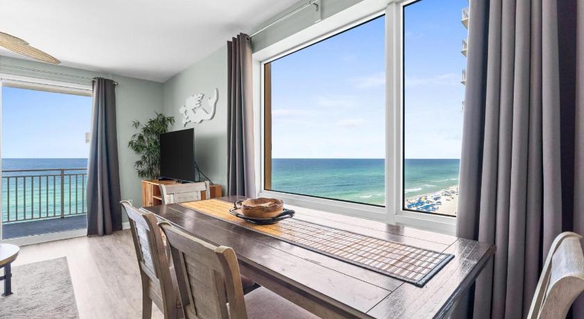 Image of Three-Bedroom Apartment with Sea View - 601E 3