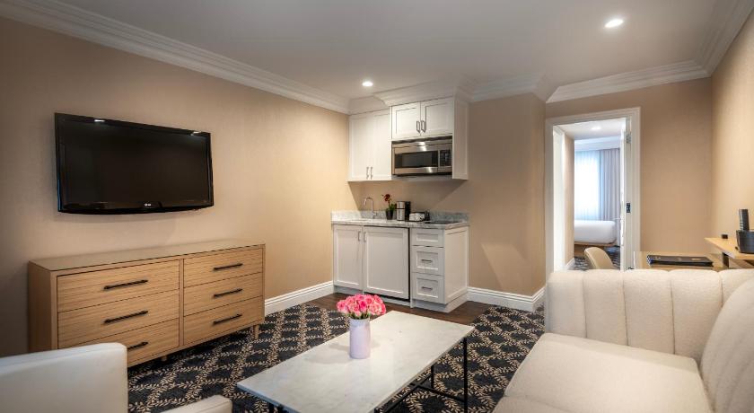 Image of Executive Suite with Queen Bed - Accessible by Stairs Only 5