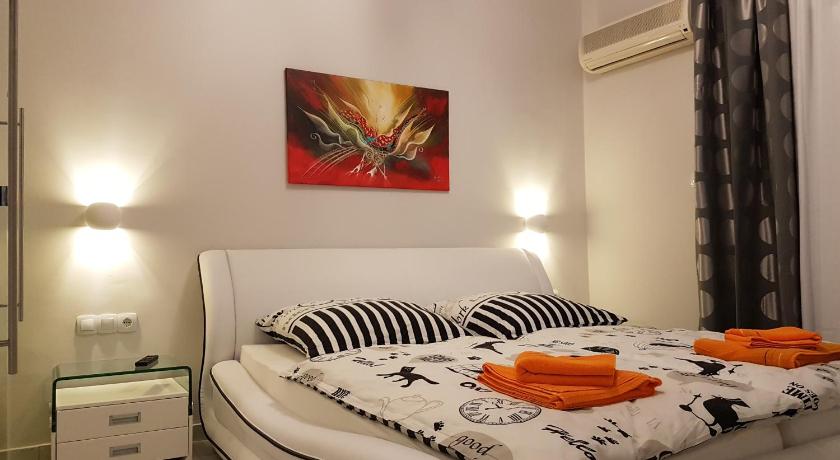 Laura White Tower Apartment photo
