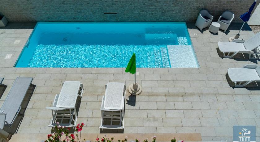 Villa Mediterranea Apartments - Seaview, Pool & Garden