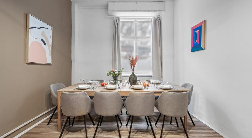 베를린 Holiday 33 Apartment K next to Alexanderplatz, 4 rooms with bathroom & guest toilet 4성급 싱글룸 레스토랑