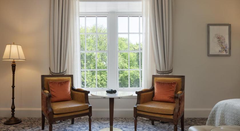 Image of King One Bedroom Suite With Castle View 15