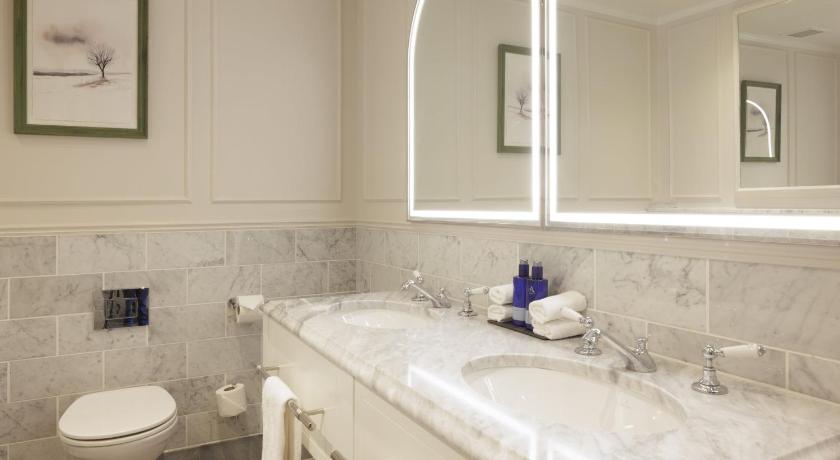 Image of King One Bedroom Suite With Castle View 16