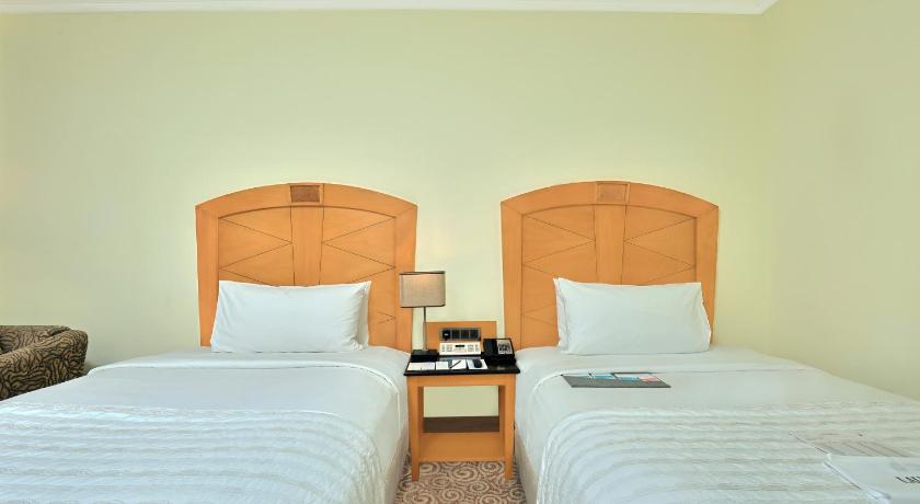 Image of Royal Club Room Twin, Larger Guest room, Twin 6