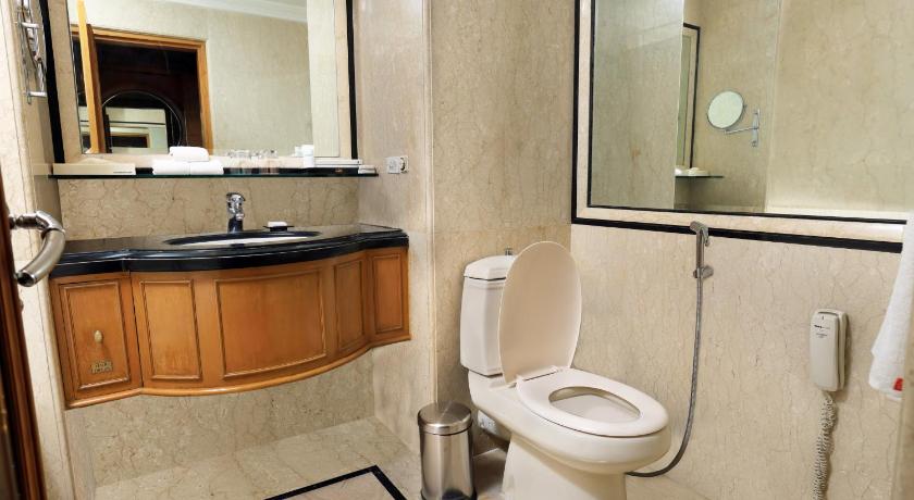 Image of Royal Club Room Twin, Larger Guest room, Twin 7