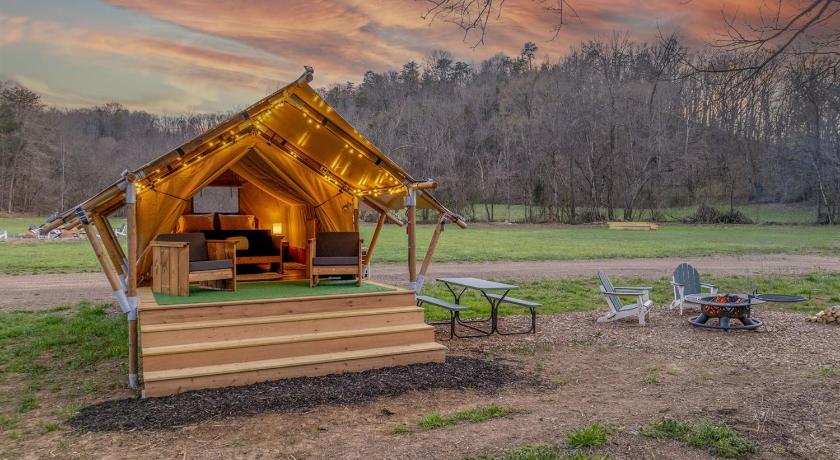 Parrottsville (TN) Luxury Glamping Near Gatlinburg and Asheville 4성급 숙소 객실