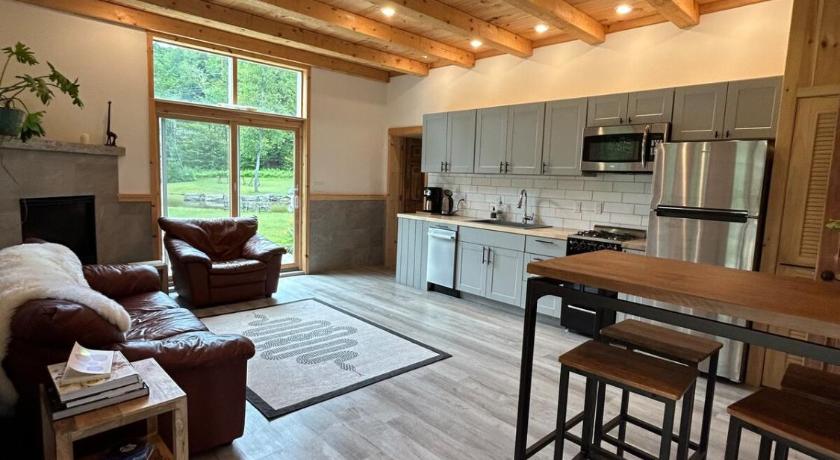 Sunny 2BR with Pond, Fireplace, Walk to Stowe