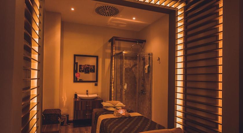 WOW Airport Hotel - image 10
