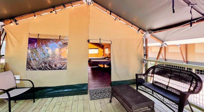 세인트 헤드윅 Texas Family Retreat: Glamping Safari Tent with Deluxe Amenities in Cibolo 3성급 숙소 로비