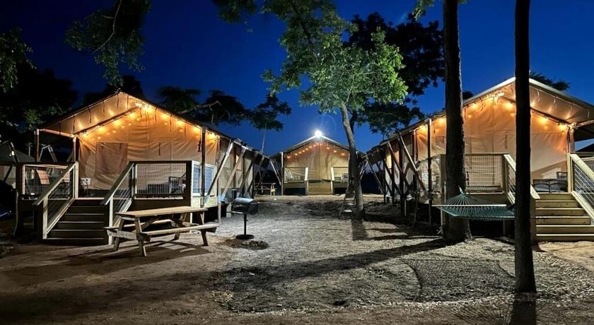 세인트 헤드윅 Nature by Day, Comfort by Night: Texas' Best Glamping in this Cibolo Safari Tent Rental 3성급 숙소 레스토랑