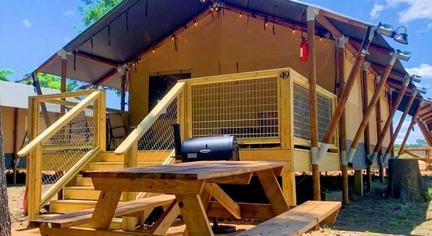 セント・ヘドウィグ Rustic Elegance in Cibolo: Safari Tent Glamping near San Antonio, Texas 3つ星 宿泊施設 客室