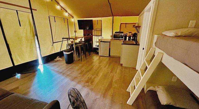 セント・ヘドウィグ Rustic Elegance in Cibolo: Safari Tent Glamping near San Antonio, Texas 3つ星 宿泊施設 プール