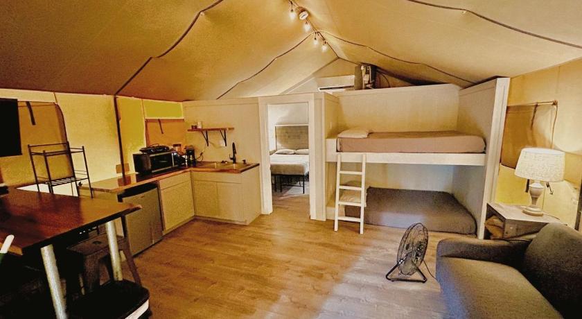 セント・ヘドウィグ Rustic Elegance in Cibolo: Safari Tent Glamping near San Antonio, Texas 3つ星 宿泊施設 スイート