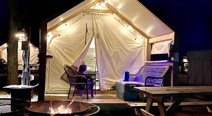 세인트 헤드윅 Fun Glamping Vacation in Marion, Texas: Comfortable Safari Tent on Beautiful Cibolo Creek 4성급 숙소 스위트룸