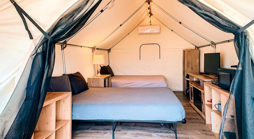 세인트 헤드윅 Fun Glamping Vacation in Marion, Texas: Comfortable Safari Tent on Beautiful Cibolo Creek 4성급 숙소 스위트룸
