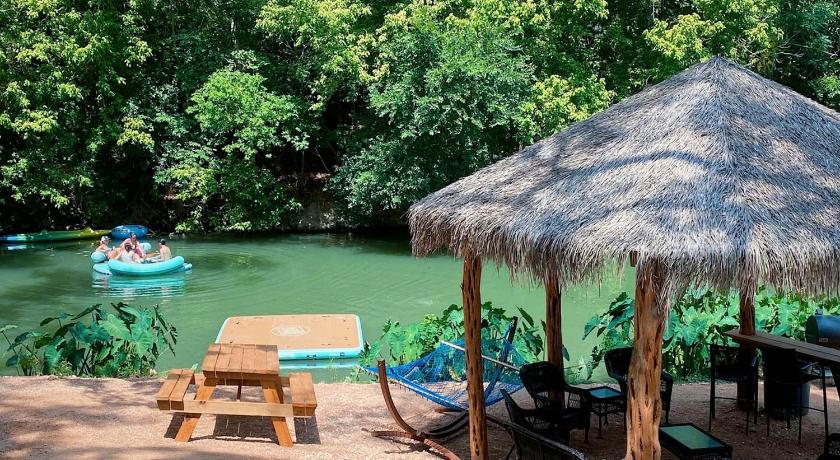 세인트 헤드윅 Fun Glamping Vacation in Marion, Texas: Comfortable Safari Tent on Beautiful Cibolo Creek 4성급 숙소 로비