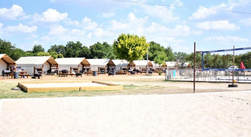 세인트 헤드윅 Fun Glamping Vacation in Marion, Texas: Comfortable Safari Tent on Beautiful Cibolo Creek 4성급 숙소 부대시설