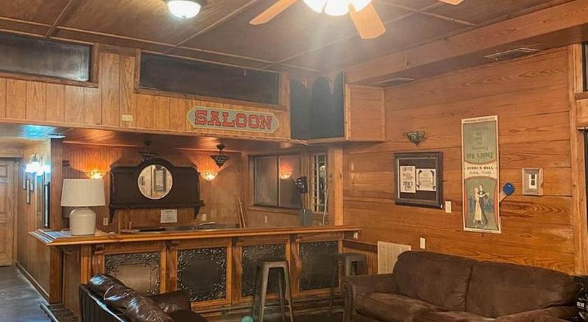 세인트 헤드윅 Fun Glamping Vacation in Marion, Texas: Comfortable Safari Tent on Beautiful Cibolo Creek 4성급 숙소 수영장