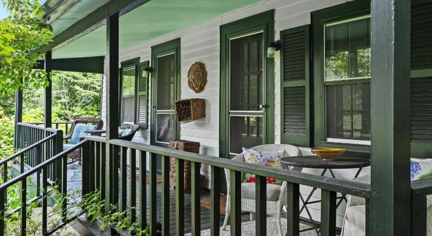 프로스펙트 (KY) Stunning Cottage in Famous KY Garden -Sleeps 2 4성급 숙소 레스토랑