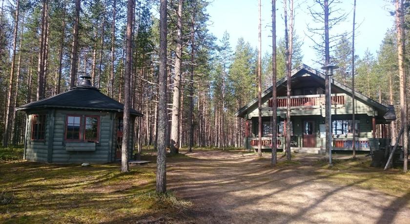 a small cabin in a wooded area next to a forest, Saapungin Lomat in Kuusamo