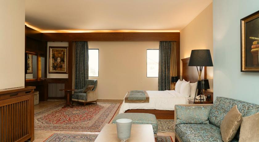 Image of King Room with Mountain View 1