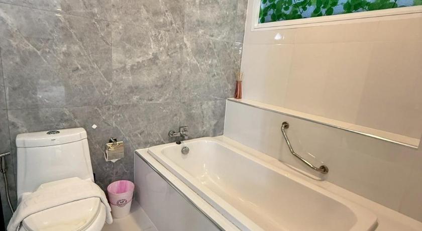 Image of Honeymoon Suite 17