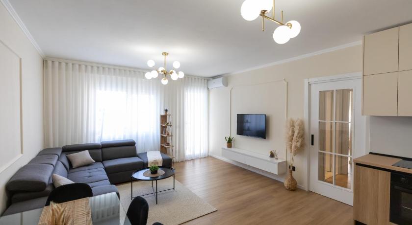 Cityline Apartment - Steps from Station & Center