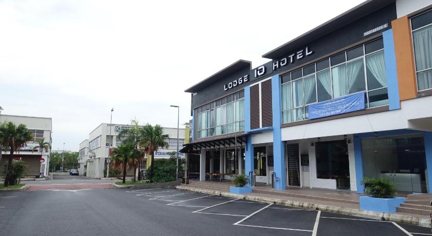 a large building with a lot of windows, Lodge 10 Hotel in Seremban