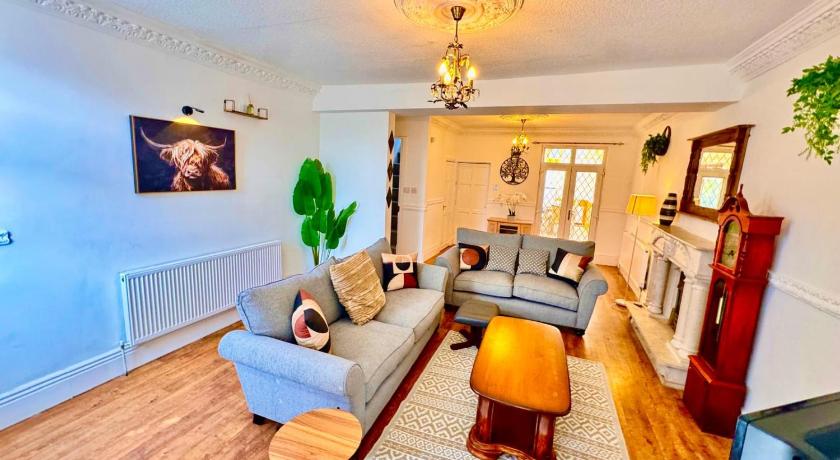 Luxury 5-Bed Home in Nicholson, Close to Sheffield City Centre, BBQ, Parking & Wi-Fi, Sleeps 10