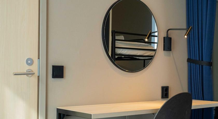 Image of Family Room 6 People 7