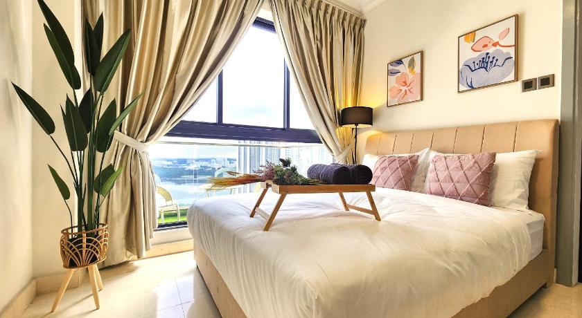 Johor Bahru Loft Suite Seaview JB CIQ 7Pax 4-Star Guesthouse pool