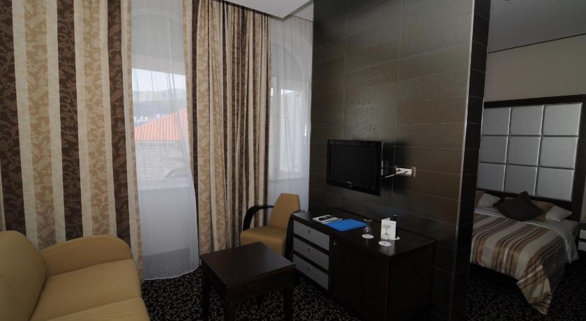 Image of Pool and Sea View Suite 10