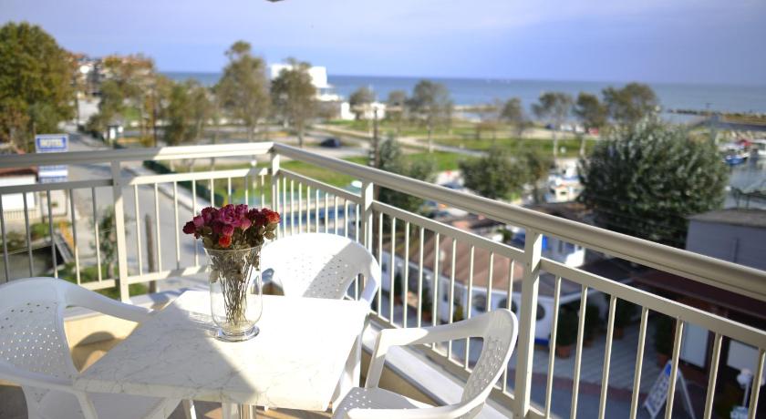 Protea's Seacret Sea View Studios photo