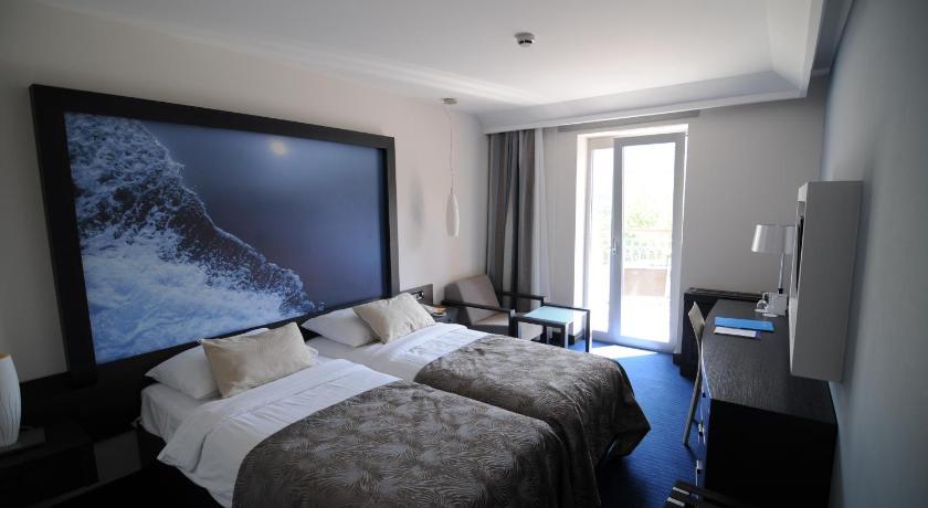 Image of Family Room (2 Adults & 2 Children) 3