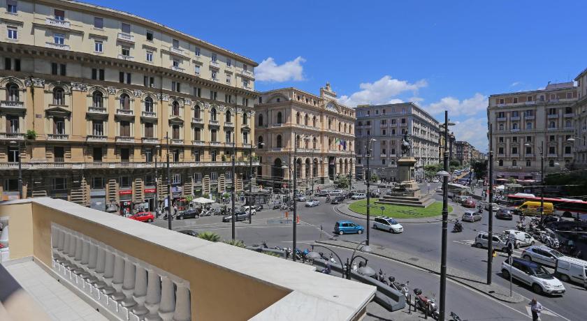 Piazza Bovio 22 photo