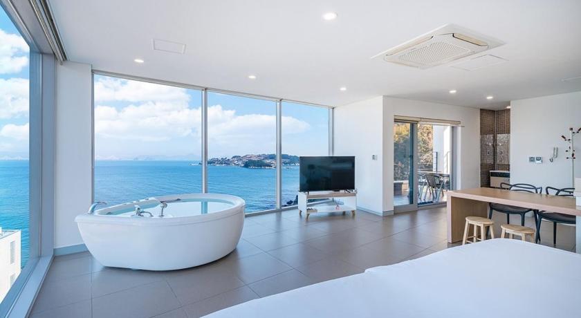 거제 생각속의 집 펜션 장목점 (Geojae Sanggaksokeui Jip Pension - Jangmok branch) 3성급 게스트하우스 수영장