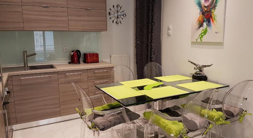 Laura White Tower Apartment photo